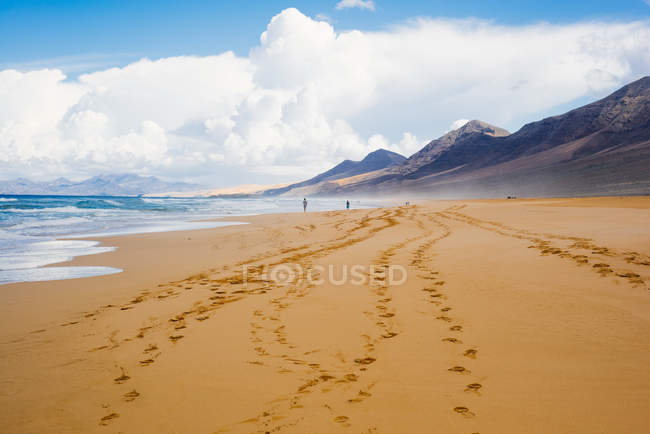 Empreintes de pas sur la plage, Corralejo, Fuerteventura, Îles Canaries — Photo de stock