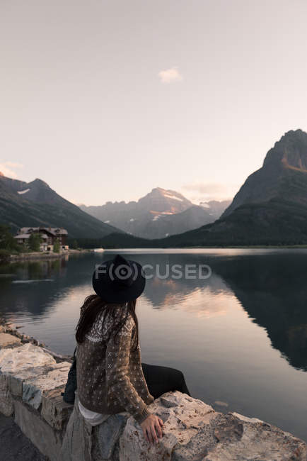 Mujer mirando Swiftcurrent Lake, Glacier National Park, Montana, Estados Unidos - foto de stock