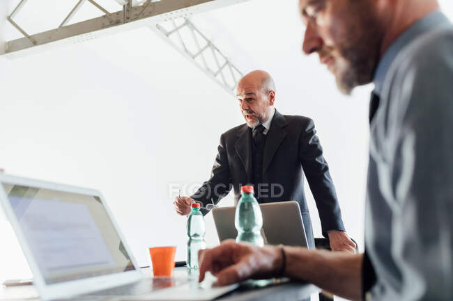 Businessman talking with colleagues — Stock Photo