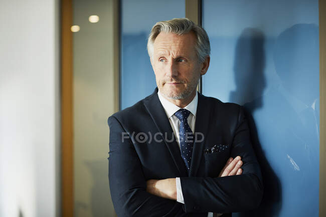 Portrait of senior businessman with arms folded — Stock Photo
