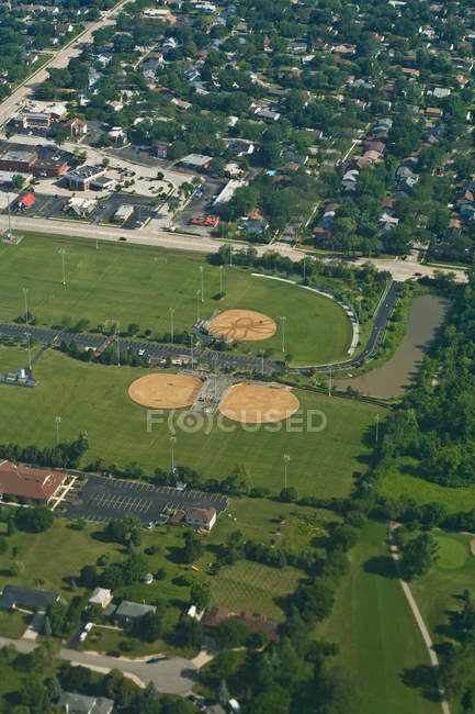 Вид с воздуха на пригородные газоны в Иллинойсе, США — стоковое фото