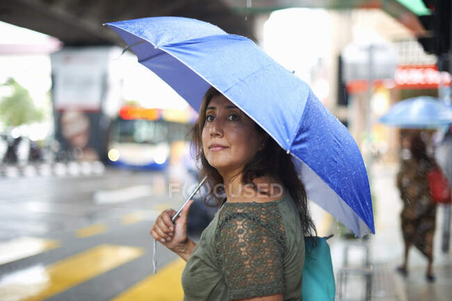 Turista esperando cruzar la calle, Kuala Lumpur, Malasia - foto de stock
