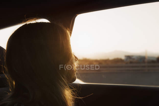 Mulher no carro, olhando pela janela, close-up — Fotografia de Stock