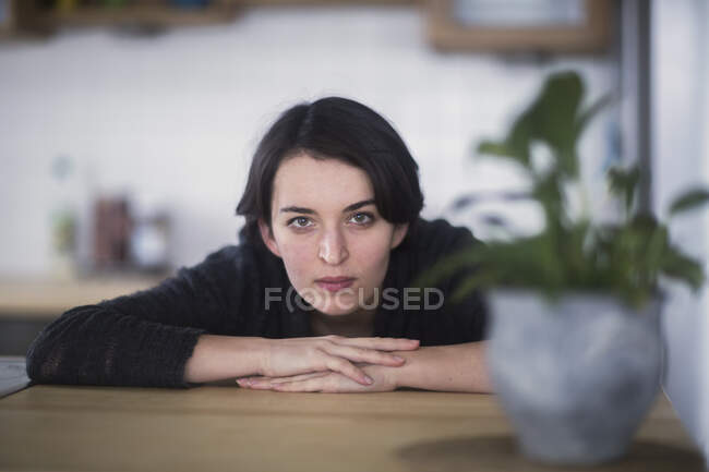 Retrato de mulher jovem — Fotografia de Stock