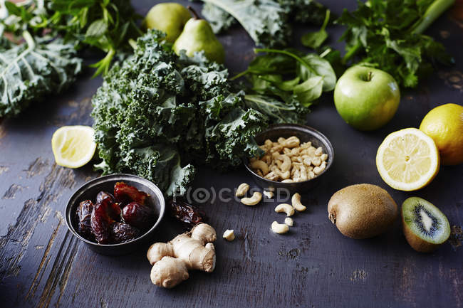 Ingredients for kale and kiwi fruit green smoothie, close-up — Stock Photo