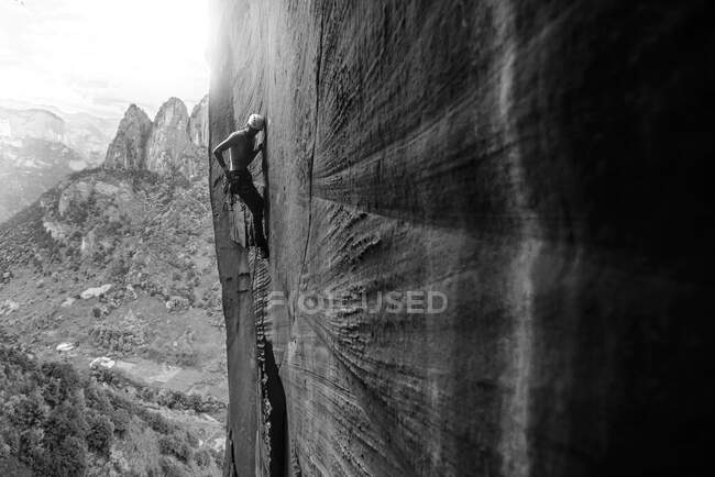 Scalatore di roccia arrampicata su roccia arenaria, Liming, provincia dello Yunnan, Cina — Foto stock