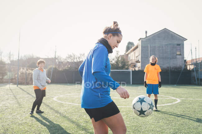 Football players playing on football pitch — Stock Photo