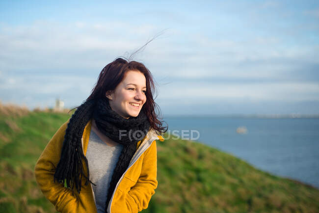 Frau an der Küste, Dunmore, Waterford, Irland — Stockfoto