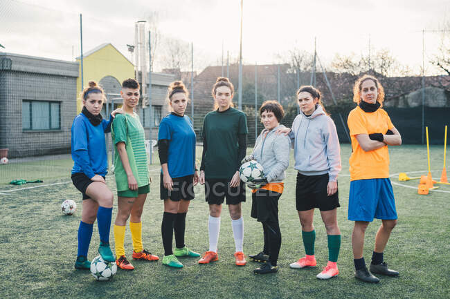 Portrait of football team on pitch — Stock Photo