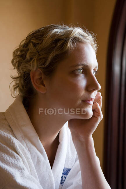 Retrato de jovem mulher de roupão branco — Fotografia de Stock