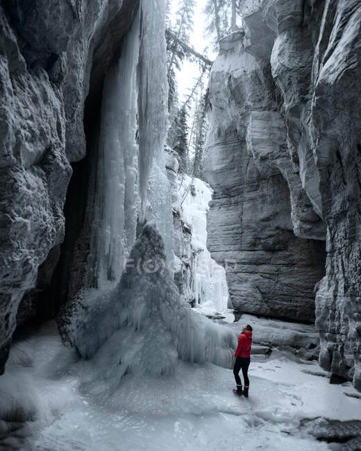 Donna esplorando il maligne canyon, jasper national park, alberta, canada — Foto stock