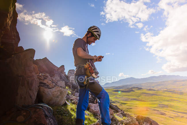 Junger männlicher Bergsteiger bereitet sich auf den Aufstieg vor, Narsaq, Vestgronland, Südgrönland — Stockfoto
