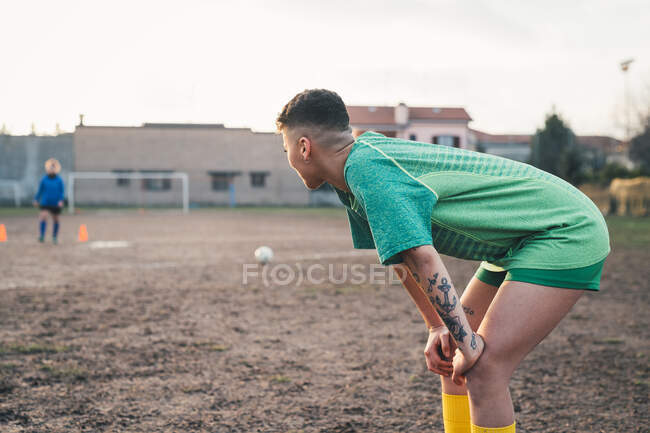 Football players waiting on pitch — Stock Photo