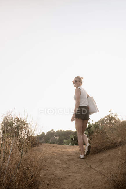 Donna che cammina lungo il sentiero rurale, Tossa de mar, Catalogna, Spagna — Foto stock