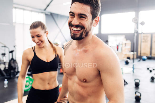 Paar lächelt im Fitnessstudio — Stockfoto