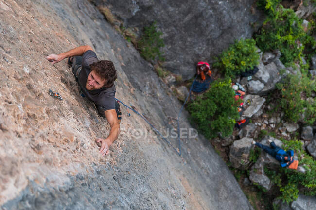 Uomo arrampicata su roccia calcarea, vista aerea, Ha Long Bay, Vietnam — Foto stock