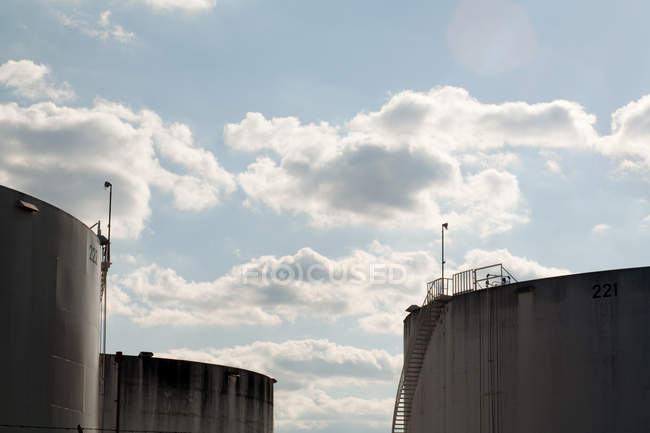 Vista de uma torre de silo com tubagens industriais — Fotografia de Stock