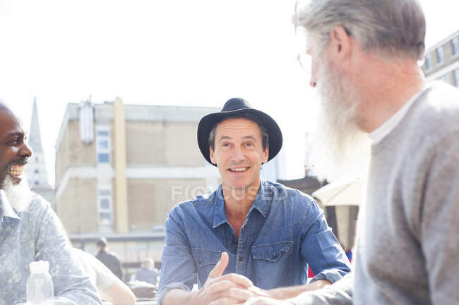 Amigos conversando ao ar livre, Londres, Reino Unido — Fotografia de Stock