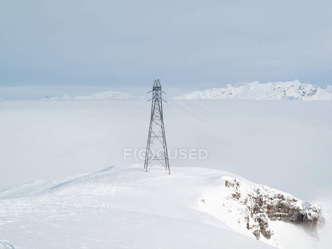 Strommast auf Berg, großes Massiv, französische Alpen — Stockfoto