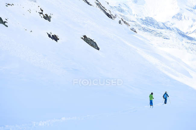 Pai e filho caminhando em férias de esqui, Hintertux, Tirol, Áustria — Fotografia de Stock