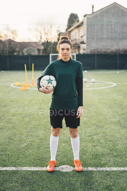 Retrato de futbolista femenina - foto de stock