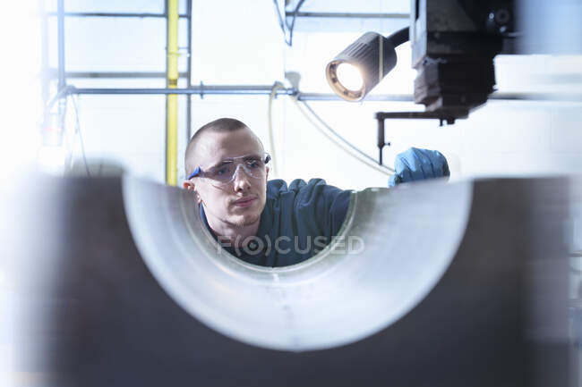 Ingenieur mit elektrischer Entladung (EDM) zum Bohren von Löchern in Metall in der Feinwerktechnik Fabrik — Stockfoto