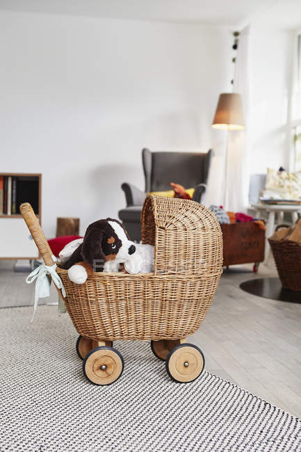 Іграшковий собака в плетених ляльках коляска — стокове фото