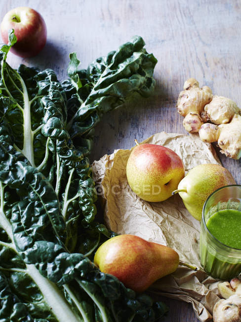 Barbabietola argentata, pere, mela, zenzero, succo verde su superficie di legno — Foto stock