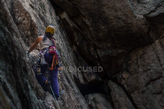 Donna trad arrampicata al Capo, Squamish, Canada — Foto stock