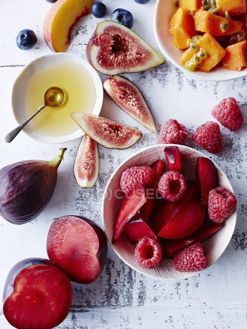 Натюрморт з мисками та свіжими фруктами, вид зверху — стокове фото
