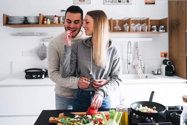 Пара готує їжу вдома — стокове фото
