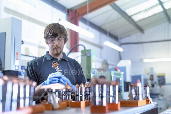 Ingenieur arbeitet mit Elektroden für elektrische Entladungsmaschine in Feinmechanikfabrik — Stockfoto