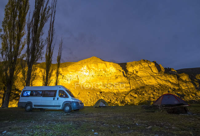 Minibus stationné au camping — Photo de stock