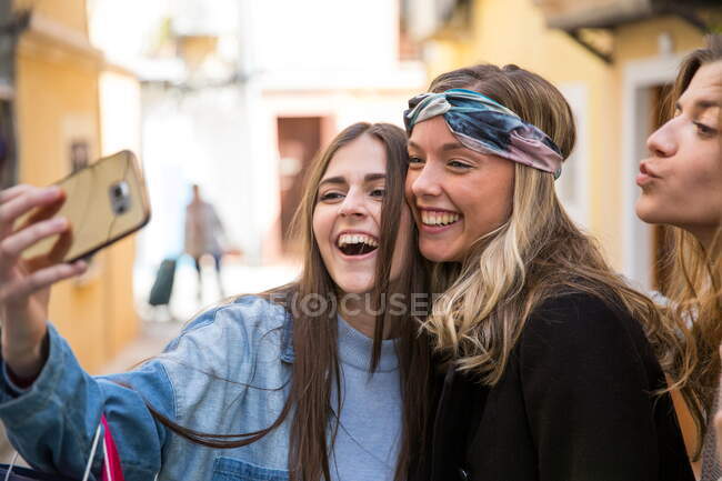 Amis prendre selfie dans la rue — Photo de stock