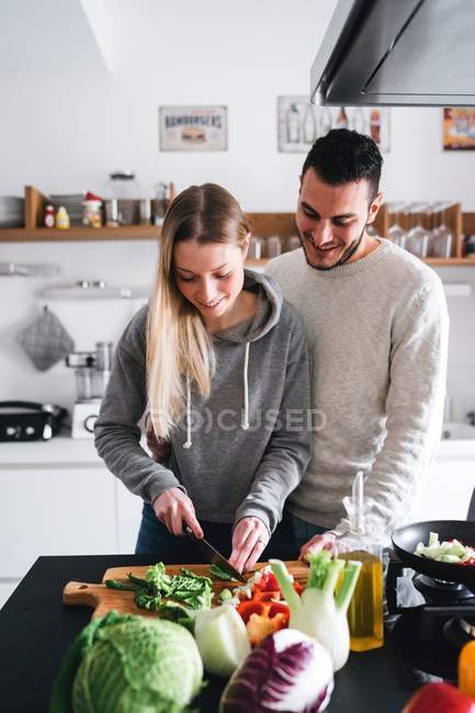 Couple préparant la nourriture à la maison — Photo de stock
