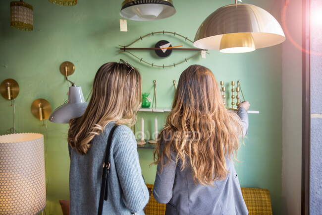 Friends shopping in lighting shop — Stock Photo
