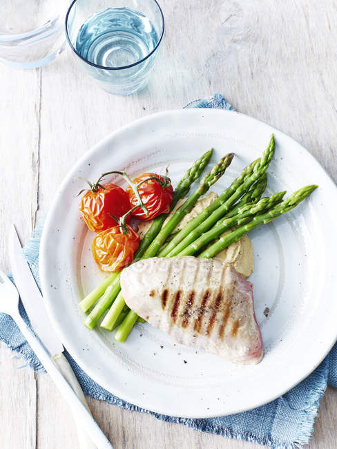 Grilled tuna, hummus, asparagus — Stock Photo