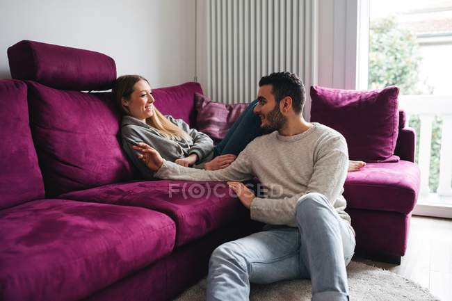 Пара відпочиває на дивані вдома. — стокове фото