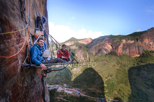 Retrato de dois alpinistas no portaledge, Liming, província de Yunnan, China — Fotografia de Stock
