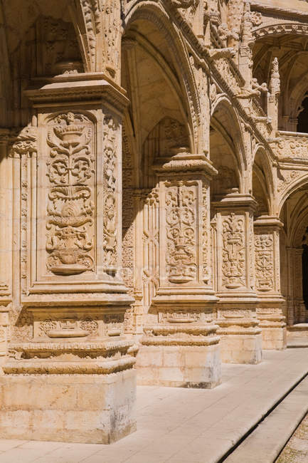 Columnas de piedra del cristianismo Monasterio de Jerónimos, Lisboa, Portugal - foto de stock