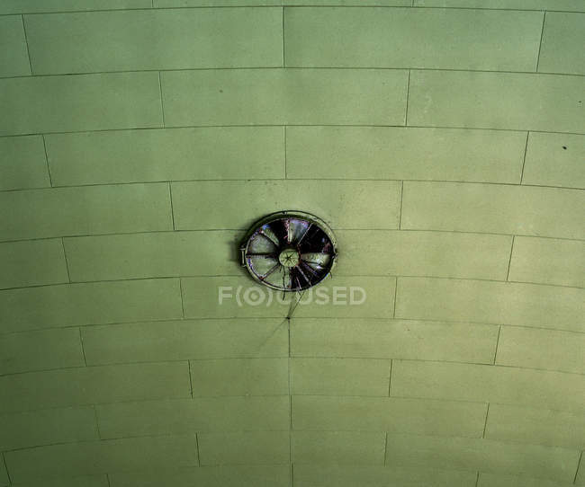 Baixo ângulo de visão do ventilador de teto quebrado — Fotografia de Stock