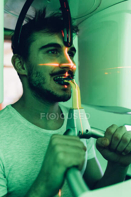 Hombre con rayos X dentales - foto de stock