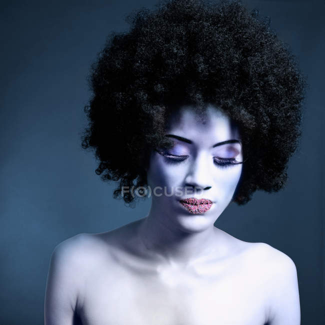 Retrato de mujer joven con peinado afro - foto de stock