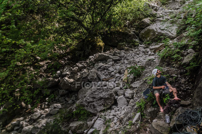 Человек, делающий перерыв во время восхождения, Сквамиш, Канада — стоковое фото