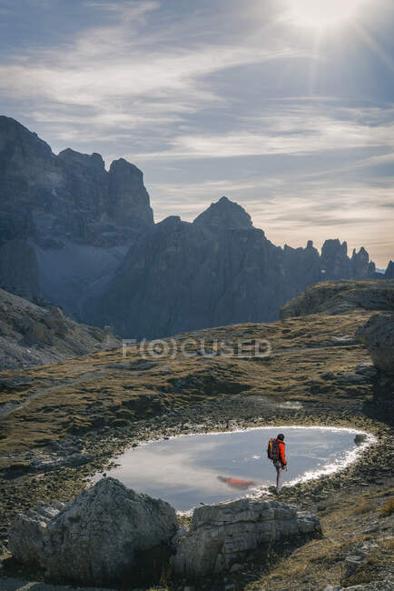 Senderista en Dolomitas cerca de Cortina d 'Ampezzo, Veneto, Italia - foto de stock