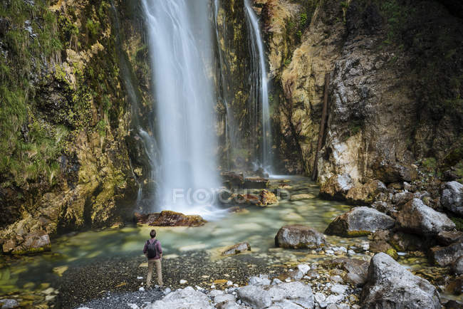 Randonneur regardant cascade dans les montagnes maudit, Theth, Shkoder, Albanie, Europe — Photo de stock