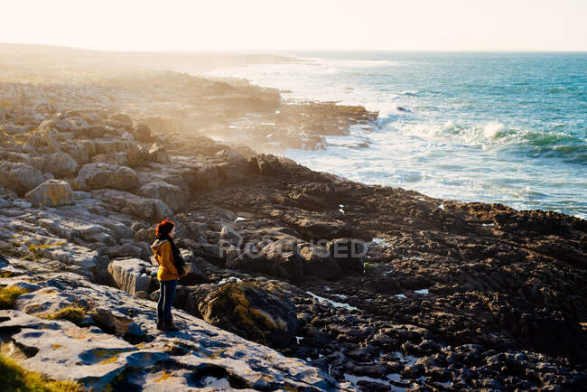 Donna affacciata sul mare, Fanore, Clare, Irlanda — Foto stock