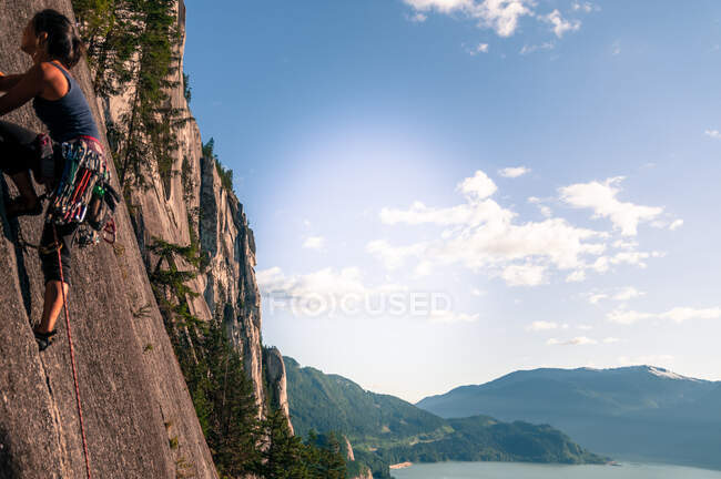 Жіночий скелелаз, гранітна скеля (Шеф), вид з низьким кутом, скваміш, Канада. — стокове фото