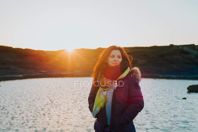 Mujer por mar al atardecer, Liscannor, Clare, Irlanda - foto de stock