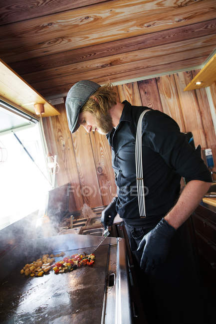 Vue latérale du cuisinier travaillant dans un camion alimentaire, Innsbruck Tyrol, Autriche — Photo de stock